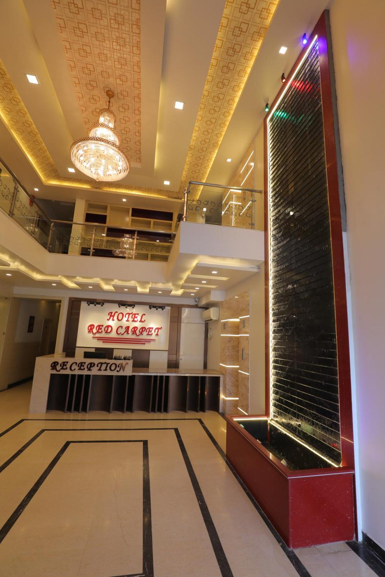 Hotel Red Carpet Tājganj Eksteriør bilde
