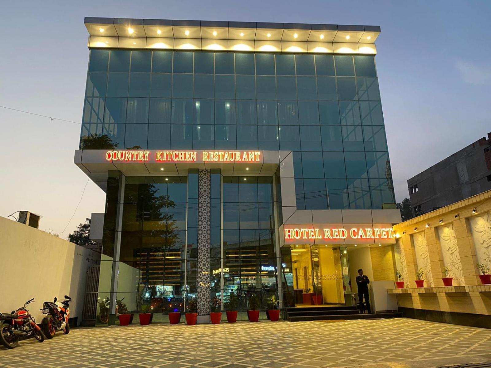 Hotel Red Carpet Tājganj Eksteriør bilde
