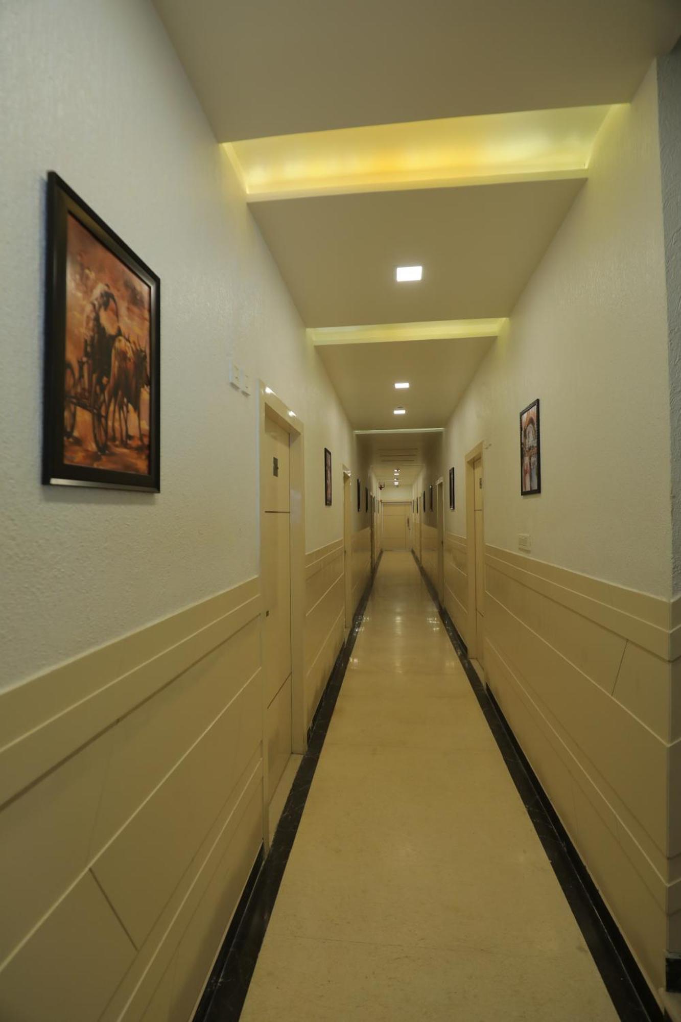 Hotel Red Carpet Tājganj Eksteriør bilde