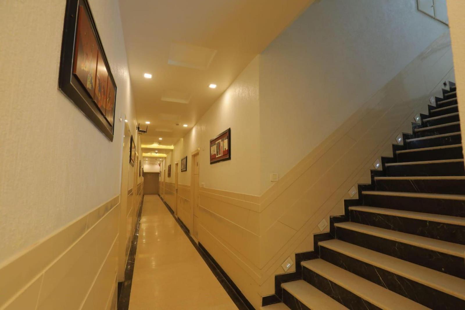 Hotel Red Carpet Tājganj Eksteriør bilde
